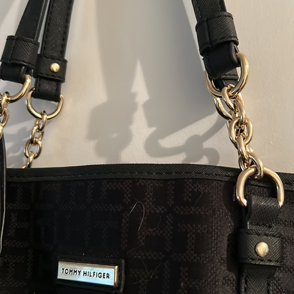 Tommy Hilfiger tote never used. 18.75” with attached bag - Picture 4 of 9